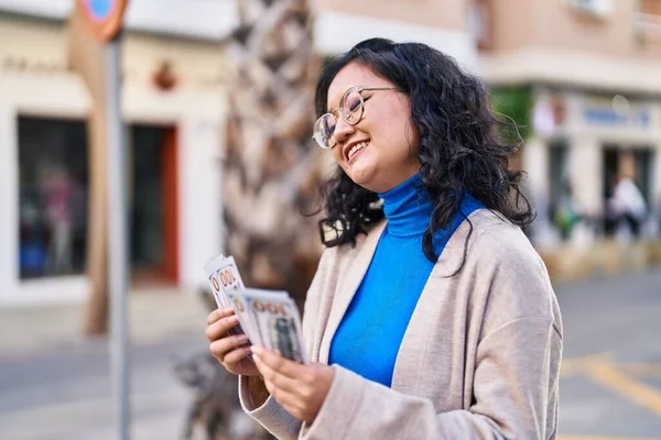 Young Chinese Woman Smiling Confident Counting Dollars Street — Stockfoto