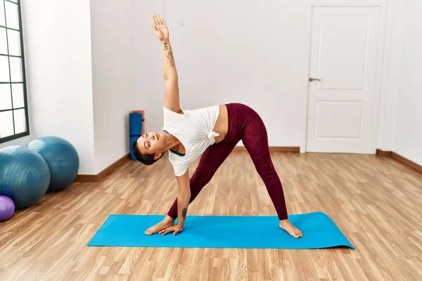 Young Hispanic Woman Training Yoga Sport Center — Stock Photo, Image