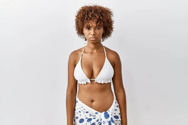 Mujer Afroamericana Joven Con Pelo Rizado Usando Bikini Escéptico Nervioso — Foto de Stock