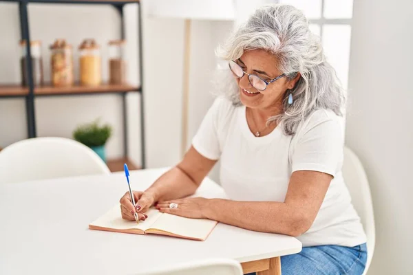 Mujer Mediana Edad Escribiendo Cuaderno Sentado Mesa Casa —  Fotos de Stock
