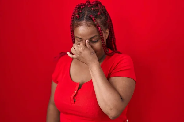 Mujer Afroamericana Con Cabello Trenzado Pie Sobre Fondo Rojo Cansada — Foto de Stock