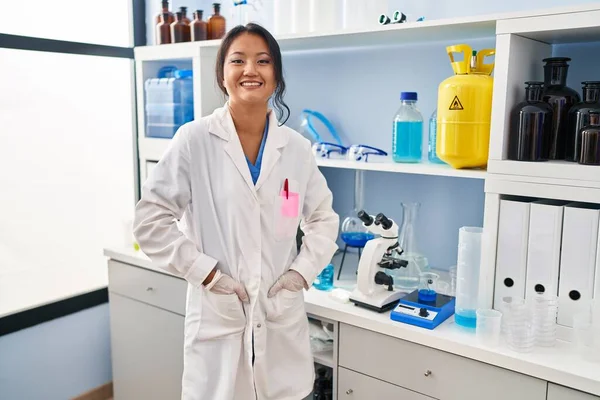 研究室で科学者の制服を着た若い中国人女性 — ストック写真