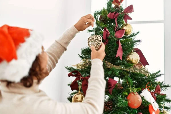 Middelbare Leeftijd Spaanse Vrouw Versieren Kerstboom Thuis — Stockfoto