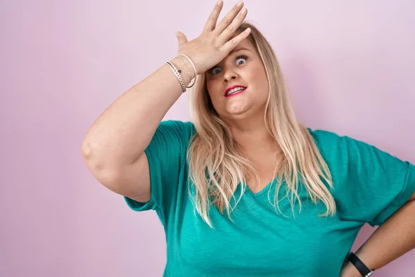 Caucasian Size Woman Standing Pink Background Surprised Hand Head Mistake — Stock Photo, Image