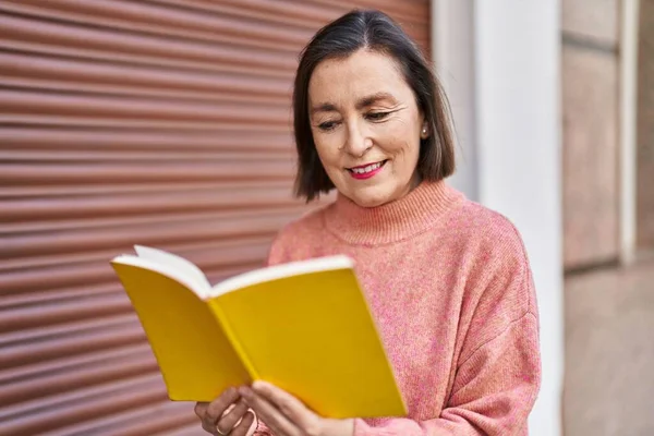 Middle Age Woman Smiling Confident Reading Book Street — Stock Photo, Image
