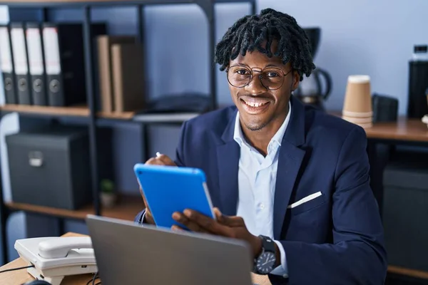 African American Man Business Worker Using Laptop Touchpad Working Office — Foto de Stock
