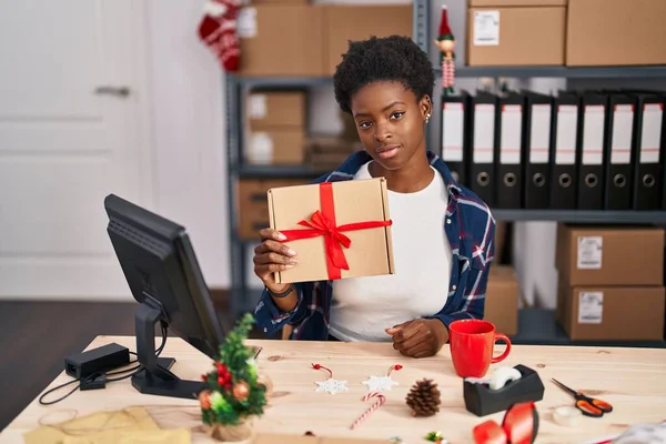 Afroamerikanerin Steht Der Schaufensterpuppe Einem Kleinen Geschäft Auf Weihnachten Denkende — Stockfoto