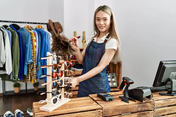 Jonge Chinese Vrouw Schoonmaken Stof Werken Kledingwinkel — Stockfoto