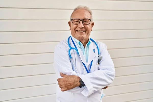 Uomo Anziano Indossando Uniforme Medico Piedi Con Braccia Incrociate Gesto — Foto Stock