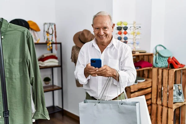 Seniorenkunde Nutzt Smartphone Bekleidungsgeschäft — Stockfoto