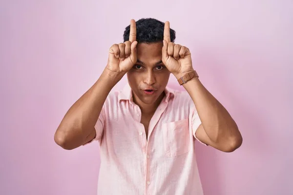 Mladý Hispánec Muž Stojící Nad Růžovým Pozadím Dělá Legrační Gesto — Stock fotografie