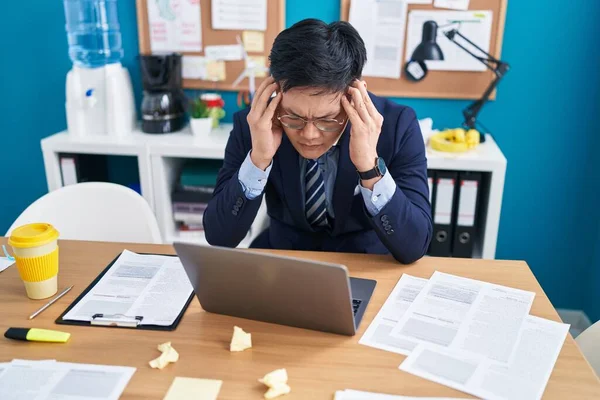 Молодой Китайский Бизнесмен Подчеркнул Используя Ноутбук Офисе — стоковое фото