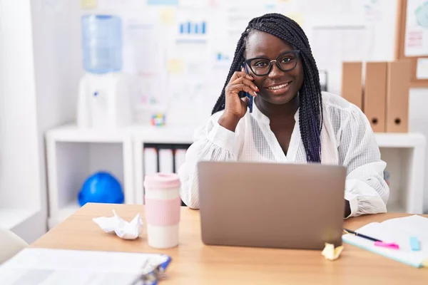 Африканская Американка Бизнес Работница Помощью Ноутбука Разговаривает Смартфоне Офисе — стоковое фото