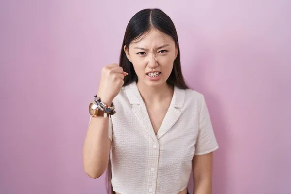 Chinese Young Woman Standing Pink Background Angry Mad Raising Fist — Stock Photo, Image