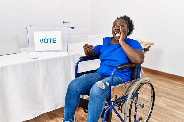 Młoda Afrykanka Siedząca Wózku Inwalidzkim Głosująca Okrywająca Urnę Głosowaniem Krzycząc — Zdjęcie stockowe
