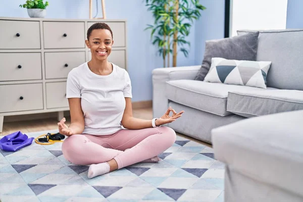 Femme Afro Américaine Souriant Entraînement Confiant Yoga Maison — Photo