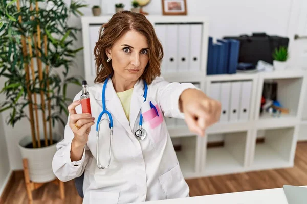 Middle Age Doctor Woman Holding Electronic Cigarette Medical Clinic Pointing — Stock Photo, Image