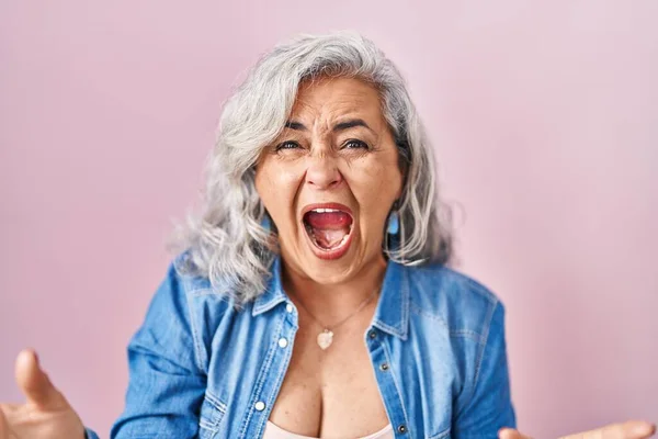 Pembe Arka Planda Gri Saçlı Orta Yaşlı Bir Kadın Öfkeli — Stok fotoğraf