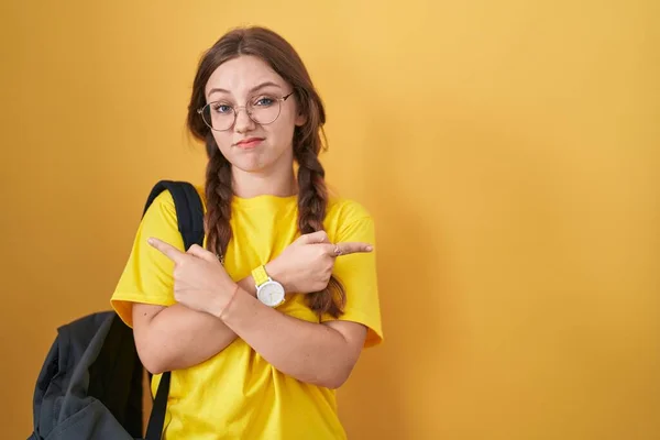 Mladá Běloška Batohu Přes Žluté Pozadí Ukazuje Obě Strany Prsty — Stock fotografie