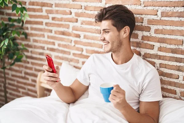 Fiatal Spanyol Férfi Használ Smartphone Kávézás Hálószobában — Stock Fotó