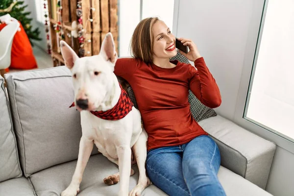 Beyaz Bir Kadın Akıllı Telefondan Konuşuyor Evde Noel Ağacının Yanında — Stok fotoğraf
