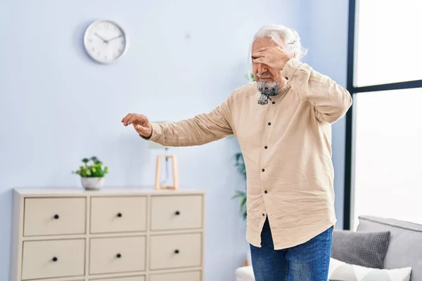 Middle Age Grey Haired Man Suffering Dizzy Standing Home — Foto de Stock