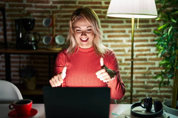 Blonde Vrouw Die Avonds Thuis Laptop Gebruikt Positief Gebaar Met — Stockfoto