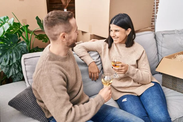 Man Vrouw Paar Glimlachen Zelfverzekerd Drinken Champagne Nieuw Huis — Stockfoto