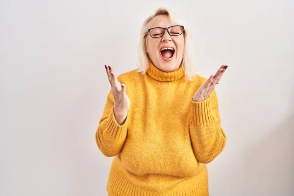 Orta Yaşlı Beyaz Kadın Arka Planda Gözlük Takıyor Deli Deli — Stok fotoğraf
