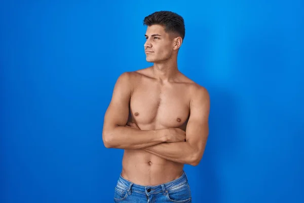 Ung Latinamerikansk Man Stående Skjorta Över Blå Bakgrund Tittar Sidan — Stockfoto