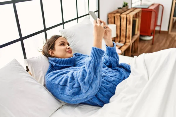 Молода Красива Іспаномовна Жінка Робить Селфі Допомогою Смартфона Лежачого Ліжку — стокове фото