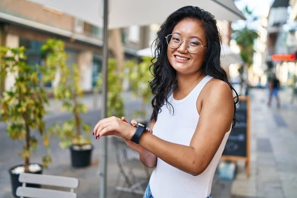 Joven Mujer China Sonriendo Confiado Mirando Reloj Calle —  Fotos de Stock