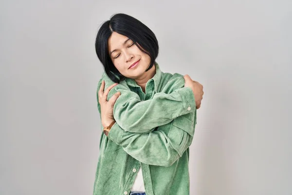 Jeune Femme Asiatique Debout Sur Fond Blanc Embrassant Heureux Positif — Photo