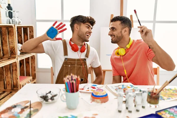 Dois Homens Hispânicos Casal Sorrindo Confiante Mostrando Pintado Palma Mãos — Fotografia de Stock