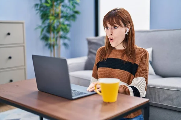 Bilgisayarda Bilgisayar Kullanan Genç Güzel Bir Kadın Korkmuş Ağzı Açık — Stok fotoğraf