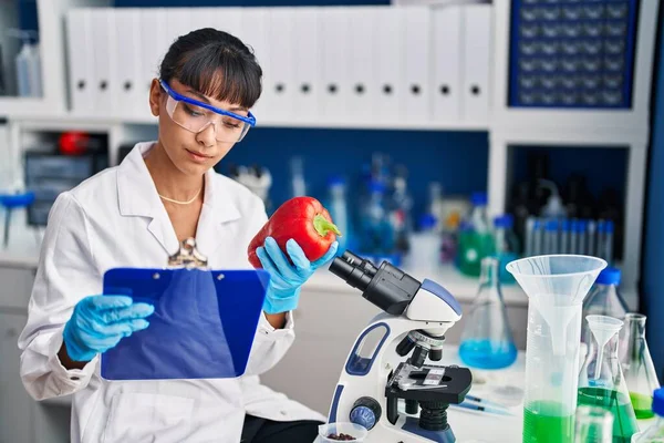 아름다운 과학자 실험실에서 후추를 다니는 문서를 — 스톡 사진