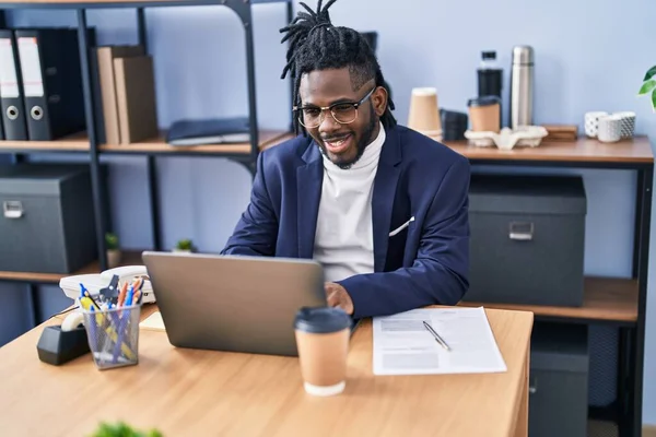 Afroamerikanerin Arbeitet Mit Laptop Büro — Stockfoto