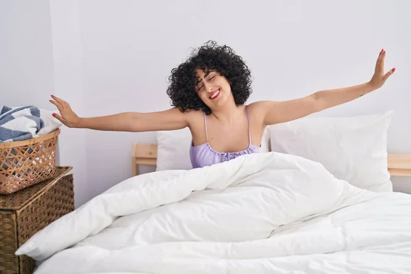 Joven Mujer Oriente Medio Estirando Los Brazos Despertando Dormitorio — Foto de Stock
