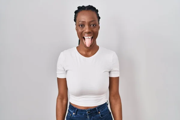 Güzel Siyahi Kadın Izole Edilmiş Arka Planda Duruyor Dilini Komik — Stok fotoğraf