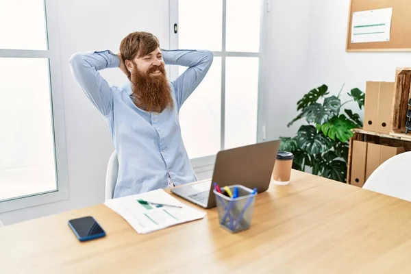 若いアイルランドのビジネスマンはオフィスで手を頭の上でリラックスして幸せな笑顔 — ストック写真
