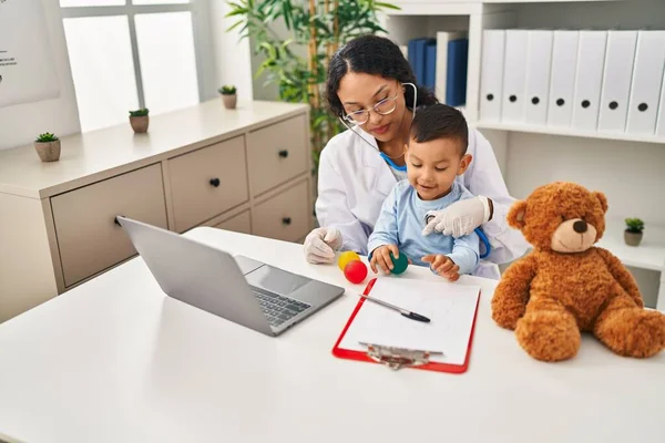 Mother Son Pediatrician Patient Auscultating Chest Clinic — Stock Photo, Image