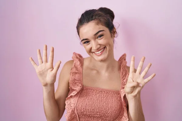 Молодая Девушка Подросток Стоит Розовом Фоне Показывая Показывая Пальцами Номер — стоковое фото