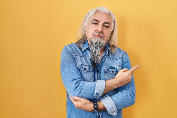 Middle Age Man Grey Hair Standing Yellow Background Pointing Hand — Zdjęcie stockowe
