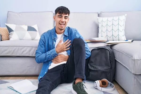 Joven Hombre Hispano Sentado Suelo Estudiando Para Universidad Sonriendo Riendo —  Fotos de Stock