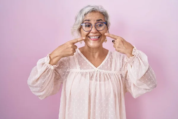 Μεσήλικας Γυναίκα Γκρίζα Μαλλιά Στέκεται Πάνω Από Ροζ Φόντο Χαμογελώντας — Φωτογραφία Αρχείου