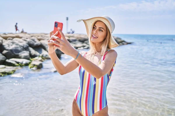 Молода Блондинка Літньому Капелюсі Робить Селфі Смартфоні Пляжі — стокове фото