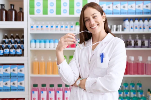 Joven Hermosa Mujer Farmacéutico Sonriendo Confiado Sosteniendo Gafas Farmacia — Foto de Stock