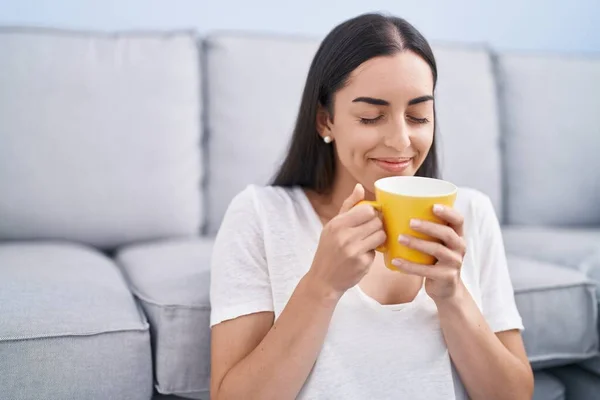 Jonge Spaanse Vrouw Die Thuis Koffie Drinkt Vloer — Stockfoto