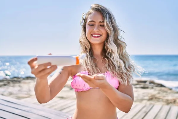 Jong Blond Meisje Dragen Bikini Met Behulp Van Zonnebrandcrème Het — Stockfoto