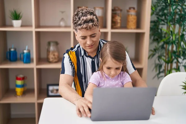 Father Daughter Father Daughter Using Laptop Sitting Table Home — Stockfoto
